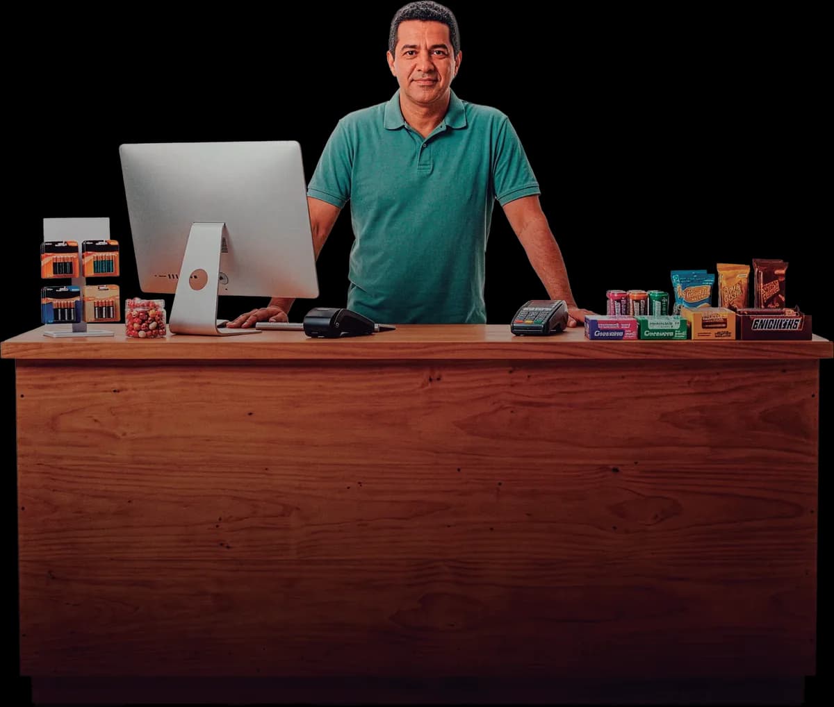 Comerciante sorrindo atrás do balcão do seu mercado